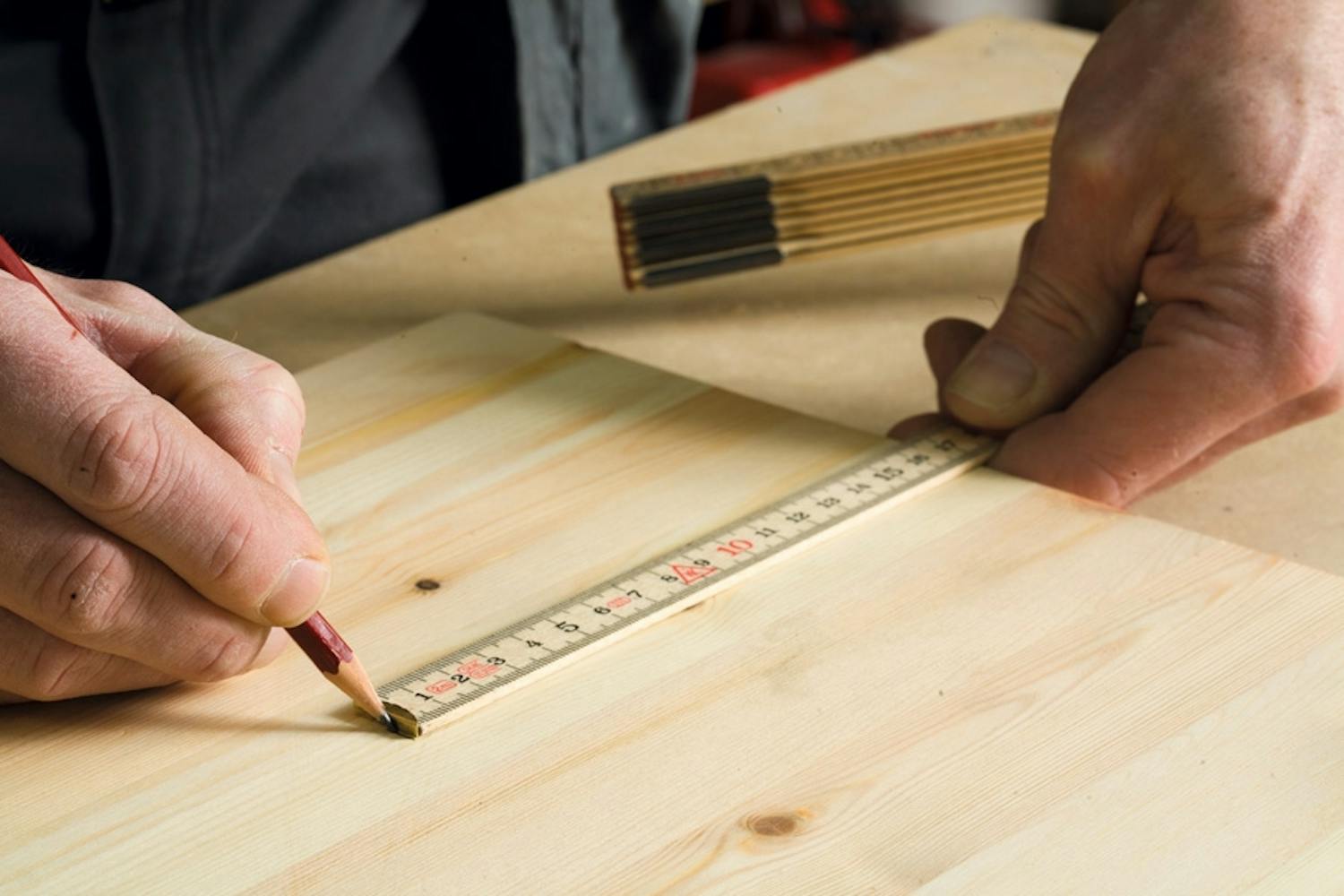 Plasser tommestokken ved riktig mål ute i kanten, og lag en strek på enden av den. Plasser tommestokken ved riktig mål ute i kanten, og lag en strek på enden av den.